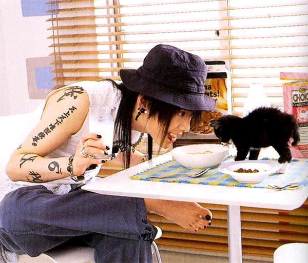 http://i393.photobucket.com/albums/pp14/cutelittleinu/Miyavi/miyaviandkittycute.jpg