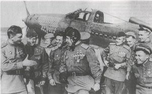 Покришкин пред својата Кобра со ознаки за 55 соборени авиони до карајот на војната ке станат 59.